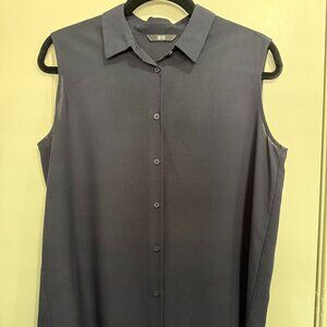 Uniqlo Women's Medium Black Sleeveless Collared Button-up Blouse